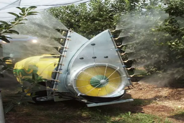 محلولپاشی درختان پسته در باغات به چه شکل انجام میشود؟